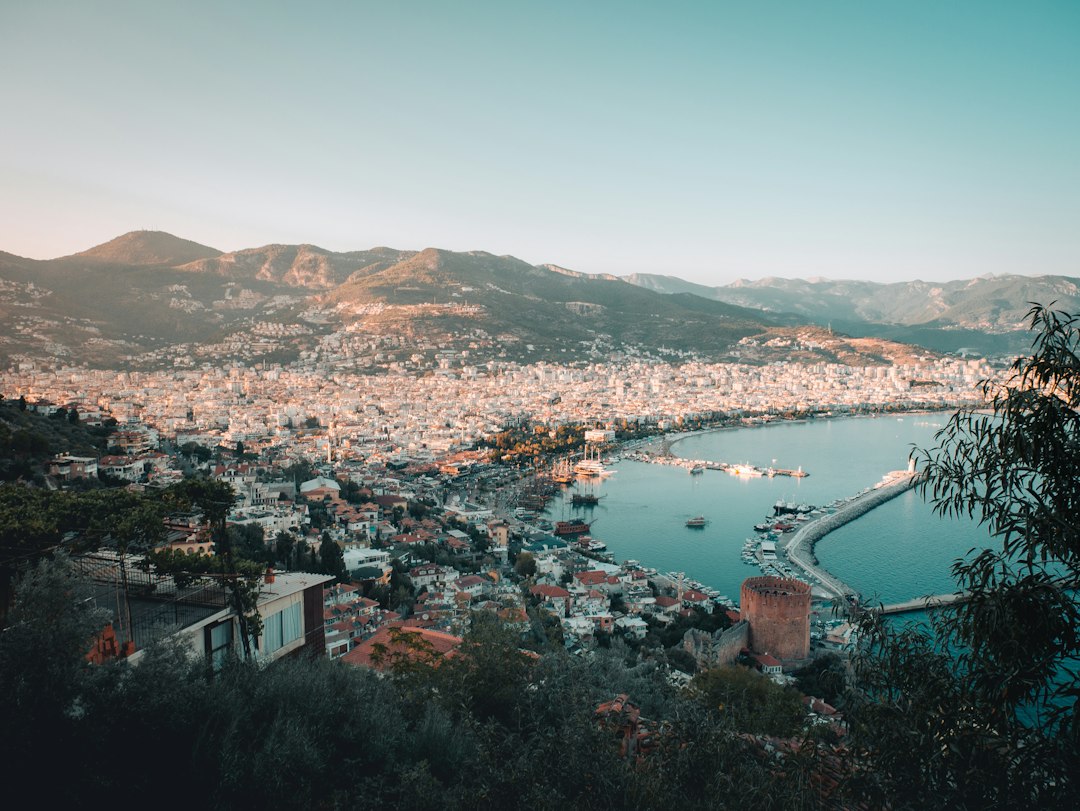 Alanya mit Hafen und Kızıl Kule (Roter Turm) – beliebtes Ausflugsziel ab Oba-Mahmutlar | Flughafentransfer Antalya Oba-Mahmutlar
